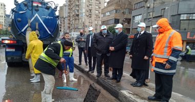 محافظ القاهرة يتفقد جهود شفط مياه الأمطار