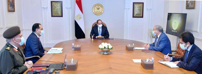 وزير التموين مع الرئيس السيسي فى الاجتماع